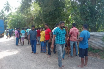 வவுனியாவில் கனரக வாகனம் குடைசாய்ந்து விபத்து - ஒருவர் படுகாயம்