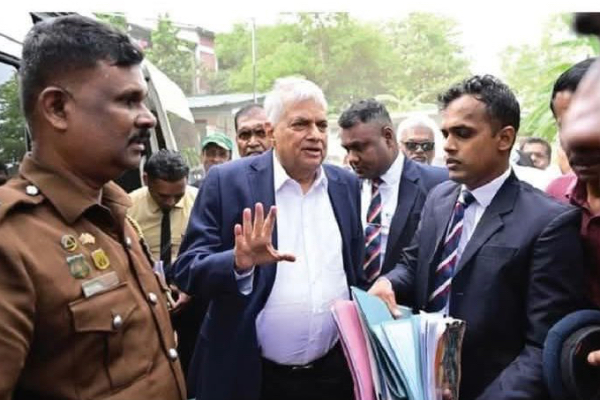 கைவிலங்குடன் ரணில் விக்ரமசிங்க! நீதிமன்ற காவலில் இலங்கையின் முன்னாள் ஜனாதிபதி! புகைப்படம் | Srilanka Ranil Wickremesinghe Arrested Handcuffs