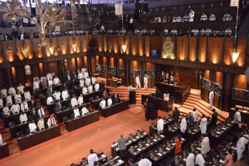 அரசாங்கத்துக்கும் எதிர்க்கட்சிக்கும் இடையே நாடாளுமன்றத்தில் நேற்று கடும் வாதப்பிரதிவாதங்கள்