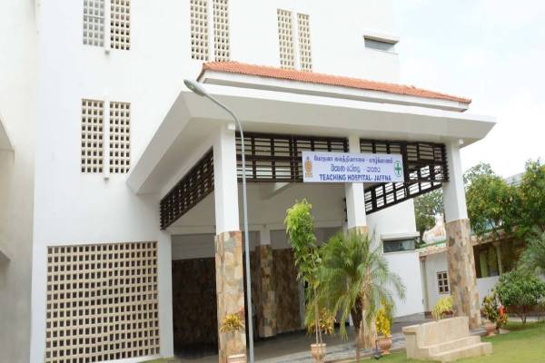 யாழ்.போதனாவில் சிகிச்சைக்கு வந்தவர் அட்டகாசம்: பாதுகாப்பு உத்தியோகத்தருக்கும் கத்திக்குத்து | Jaffna Hospital Knife Attack Patient