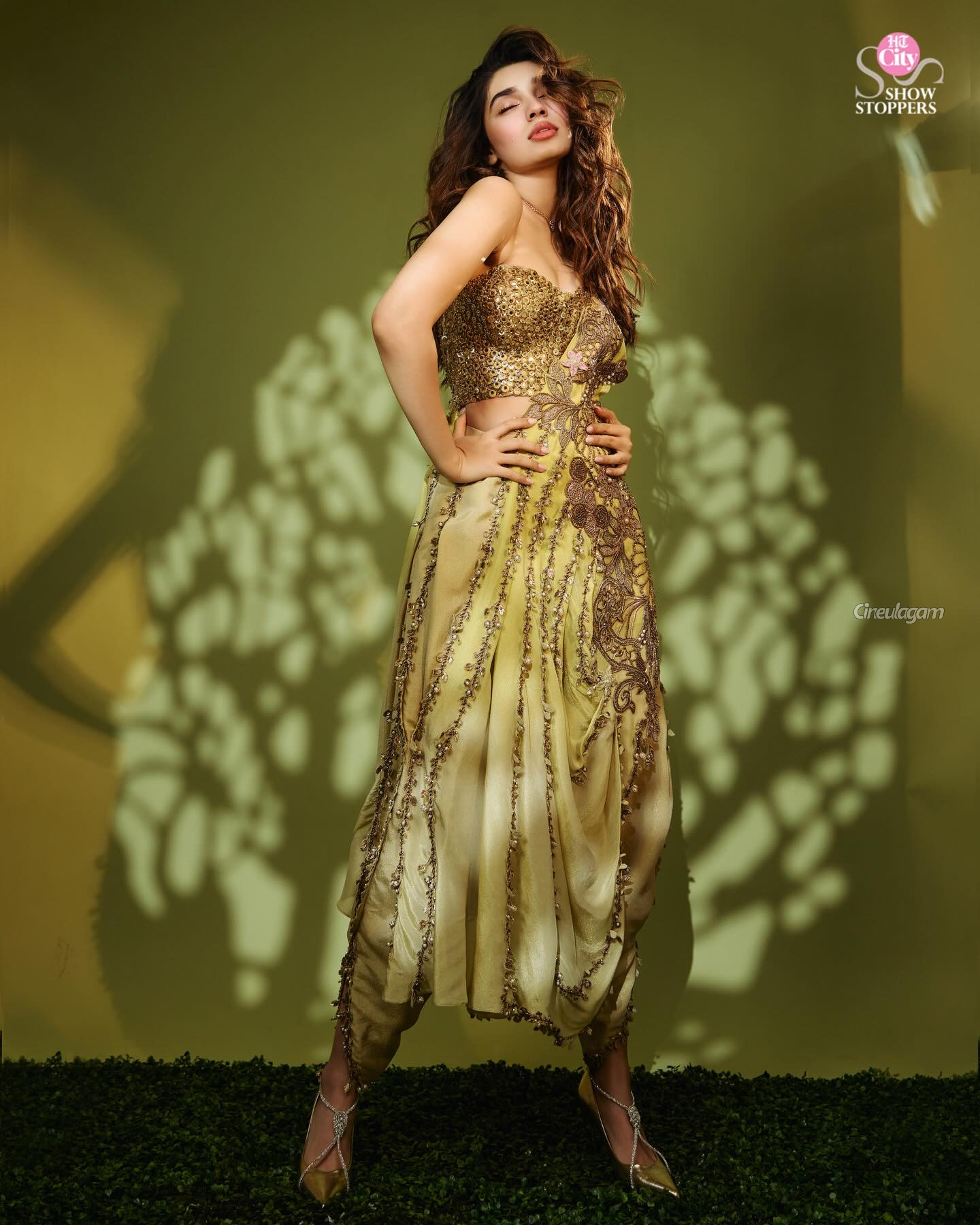 இளம் நடிகை க்ரித்தி ஷெட்டி அட்டைப்படத்திற்கு கவர்ச்சி போஸ் 6 Gallery