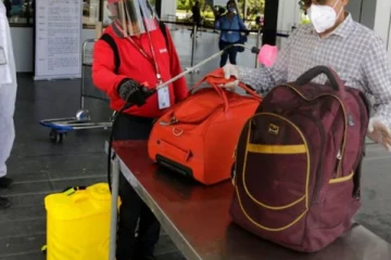 விமானத்தில் ஏறமுயன்ற பயணியின் தோள் பையை சோதனையிட்ட அதிகாரிகள்: பையில் இருந்த அந்த பயங்கர பொருள்...