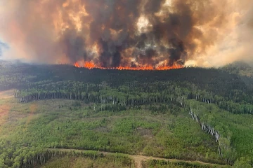 கனடாவின் முக்கிய மாகாணத்தை விழுங்கும் காட்டுத்தீ: ஆயிரக்கணக்கானோர் வெளியேற்றம்