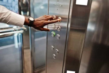 மின்தடையால் நாடாளுமன்ற உறுப்பினர்கள் இருவருக்கு நேர்ந்த நிலை!