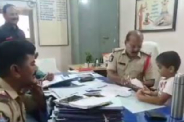 காவல்நிலையத்தில்  புகார் சொன்ன  ukg சிறுவன் :  அசந்து போன காவலர்கள் - தமிழ்நாடு