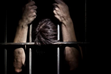 පොරවෙන් කොටා සිසුවිය ඝාතනය කර,හාලි-ඇලම බියවැද්දූ ඝාතකයා පොලීසියට එයි..!