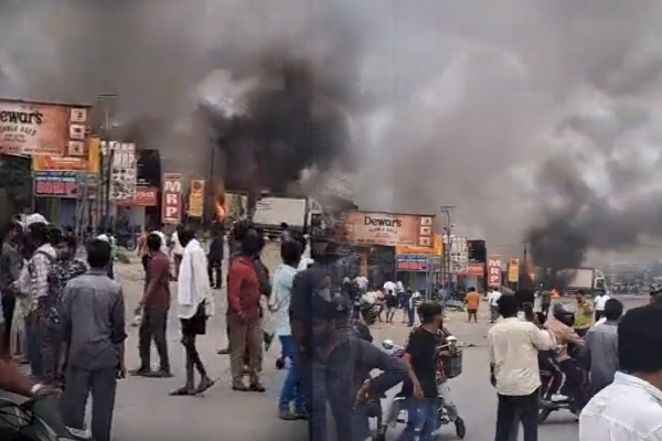 தமிழக எல்லையில் வெடிவிபத்து! 13 பேர் உயிரிழப்பு(காணொளி) | Fire Crackers Were Stored In The Godown Karnataka