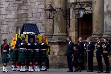 எடின்பர்க் ஹோலிரூட்ஹவுஸ் அரண்மனைக்கு வந்து சேர்ந்த ராணியாரின் உடல்: திரண்ட ஆயிரக்கணக்கான மக்கள்