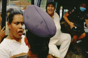 විරෝධතා පාගමනක් ගිය කාන්තාවන් දෙදෙනෙක් අත්අඩංගුවට