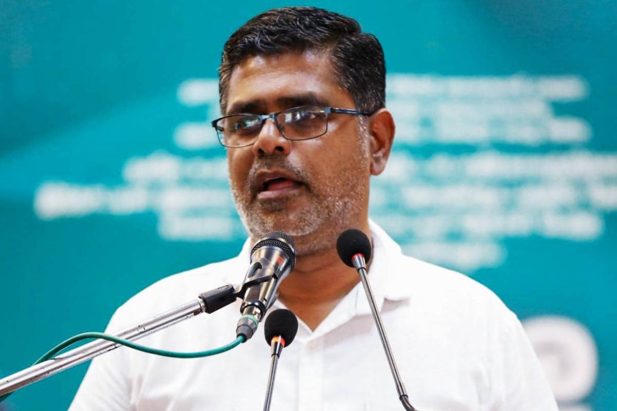 இலங்கைக் கடவுச்சீட்டினால் சிக்கல்: பிரித்தானியாவில் தடுப்புக் காவலில் முன்னாள் எம்.பி! | Ex Mp Held In Uk Over Faulty Sl Passports