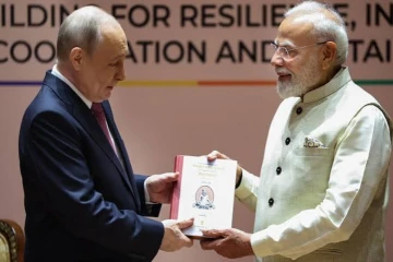 ரஷ்ய ஜனாதிபதிக்கு திருக்குறளை பரிசளித்தார் இந்திய பிரதமர் நரேந்திர மோடி