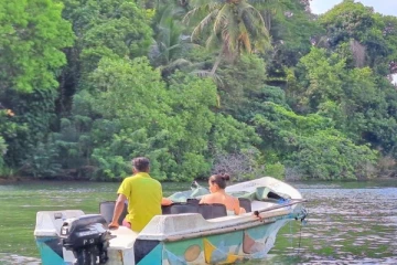 கொரிய இளம் யுவதியிடம் சேஷ்டை ; இளைஞருக்கு நேர்ந்த கதி