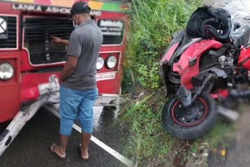 அரச பேருந்துடன் மோட்டார் சைக்கிள் மோதி கோர விபத்து!