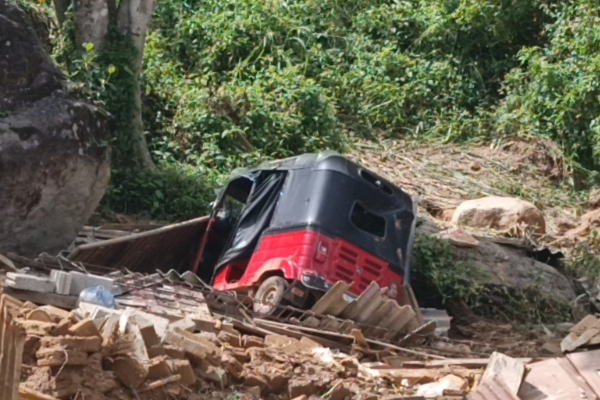 கண்டி மாவட்டத்தில் ஏற்பட்டுள்ள மற்றுமொரு சிக்கல் ; ஒரே நேரத்தில் பல பகுதிகளுக்கு சிவப்பு அறிவிப்பு | Another Issue Reported In Kandy District கண்டி மாவட்டத்தில் ஏற்பட்டுள்ள மற்றுமொரு சிக்கல் ; ஒரே நேரத்தில் பல பகுதிகளுக்கு சிவப்பு அறிவிப்பு | Another Issue Reported In Kandy District