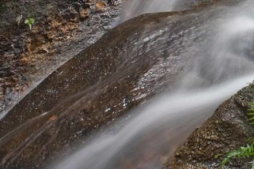 දිය පහරකට හසු වූ පුංචි සිඟිත්තියකට සිදු වූ සංවේදී ඉරණම..