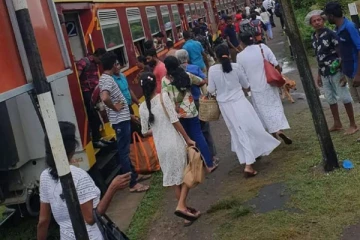 தடம் புரண்டது யாழ்தேவி