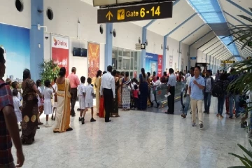 கட்டுநாயக்க விமான நிலையத்தில் மூன்று வெளிநாட்டவர்கள் கைது(படங்கள்)