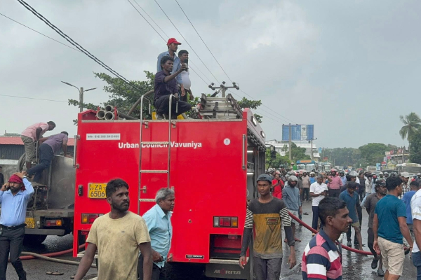 தமிழர் பகுதியில் பற்றி எரியும் க்ஷோ ரூம் | Massive Fire Vavuniya Singer Showroom