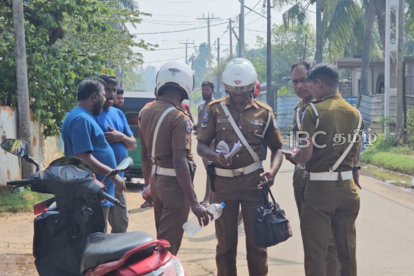 யாழ். பொம்மைவெளி பகுதியில் கோர விபத்து - குடும்பப் பெண் பரிதாபமாக பலி | Woman Dies In Tragic Accident In Jaffna யாழ். பொம்மைவெளி பகுதியில் கோர விபத்து - குடும்பப் பெண் பரிதாபமாக பலி | Woman Dies In Tragic Accident In Jaffna