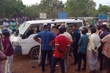 சிறுவர் கடத்தல் பீதி - வியாபாரத்துக்கு வந்த வாகனத்தை அடித்து நொறுக்கிய மக்கள் (படங்கள்)