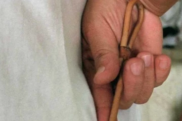 පාසල් සිසුවියකට ගුරුවරයෙක්ගෙන් අමානුෂික පහරදීමක්..