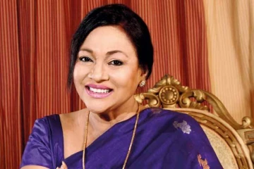 எரிபொருள் நிரப்பு நிலையத்தை கடக்கையில்  முகத்தை மூடிக் கொள்கிறேன்; பெரமுன பெண் எம்பி!