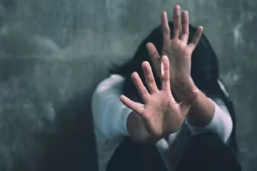 மாணவிக்கு மதுபானம் கொடுத்து பாலியல் வன்கொடுமை