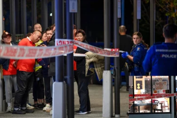 திடீரென கோடரியுடன் உணவகங்களில் நுழைந்து..வாடிக்கையாளர்கள் மீது இளைஞர் கொலை வெறித்தாக்குதல்!