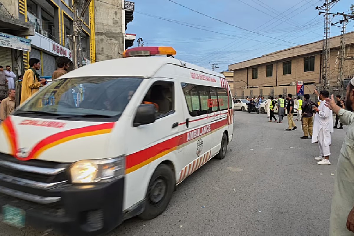 பாகிஸ்தானில் குண்டுவெடிப்பு : 11 பேர் பலி - 30 பேர் காயம் | Bomb Blast In Pakistan 11 Killed 30 Injured பாகிஸ்தானில் குண்டுவெடிப்பு : 11 பேர் பலி - 30 பேர் காயம் | Bomb Blast In Pakistan 11 Killed 30 Injured