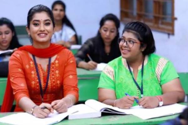 பெற்றோர்களை இழந்து வாழ்க்கையில் கஷ்டங்களை அனுபவிக்கும் காற்றுக்கென்ன வேலி சீரியல் பிரபலம்- இப்படியொரு சோகமா? | Kaatrukkenna Veli Serial Dayana Interview