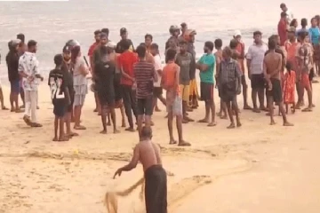 கடலில் குளித்துக்கொண்டிருந்த மாணவர்களுக்கு ஏற்பட்ட அனர்த்தம்