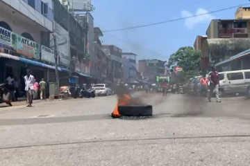 எமக்கு கோட்டாபயவும் வேண்டாம் ரணிலும் வேண்டாம்- வீதியில் டயர்களைக்கொழுத்தி மக்கள் போராட்டம்!