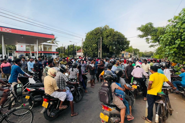 எரிபொருளுக்காக காத்திருத்த நபரொருக்கு நேர்ந்த சோகம்! யாழில் பெரும் துயர சம்பவம் | Man Dies While Waiting For Fuel Jaffna Kokkuvil