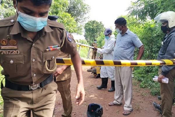மூன்று பிள்ளைகளின் தந்தை கொலை; பெண்கள் உட்பட நால்வர் கைது | Murdered Four People Including Women Arrested