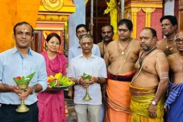 வரலாற்று பிரசித்திபெற்ற நயினை நாகபூசணி அம்மனை தரிசித்தார் கோபால் பாக்லே