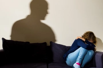 சொந்த மகள்களையே சீரழித்த தந்தை, அதிரடி காட்டிய நீதிமன்றம் ; தமிழர் பகுதியை உறைய வைத்த சம்பவம்