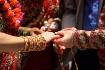 படுக்கையறையில் புதுமணத் தம்பதிகள் மரணம்; ஒரே தீயில் தகனம்- நீடிக்கும் மர்மம்