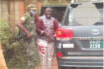 திடீரென கார் மீது பொழிந்த துப்பாக்கிக் குண்டு மழை! உயிர்தப்பிய அமைச்சரின் கண்முன்னே துடி துடித்த பலியான மகள்! நெஞ்சை உருக்கும் புகைப்படம்