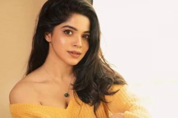 அந்த இடத்தில் குத்தியுள்ள டாட்டூவை காட்டிய திவ்யபாரதி.. இதெல்லாம் தேவையா