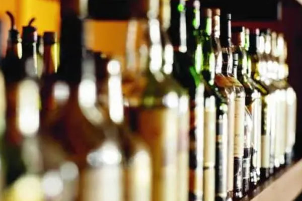 யாழில் வீட்டில் தனிமையில் இருந்த அருட்தந்தையும் இளம்பெண்ணும் மக்களால் மடக்கி பிடிப்பு | Priest And A Young Woman Alone At Home In Jaffna