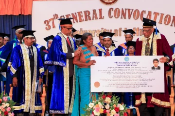 யாழ்.பல்கலைக்கழக பட்டமளிப்பு விழாவில் நெஞ்சை நெகிழ வைத்த தருணம்