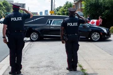 வாகனம் மோதி கொல்லப்பட்ட அதிகாரி: ரொறன்ரோ பொலிசார் இறுதி அஞ்சலி