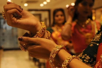 தொடர்ந்து அதிரடியாக உயர்ந்த தங்கம் விலை - இல்லத்தரசிகள் கலக்கம்