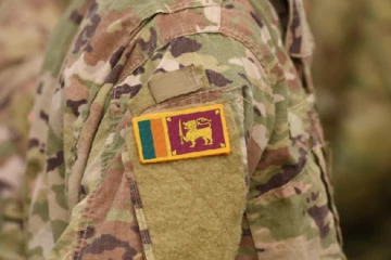 பலரின் முன்னிலையில் மனைவியை தாக்கிய இராணுவ அதிகாரி