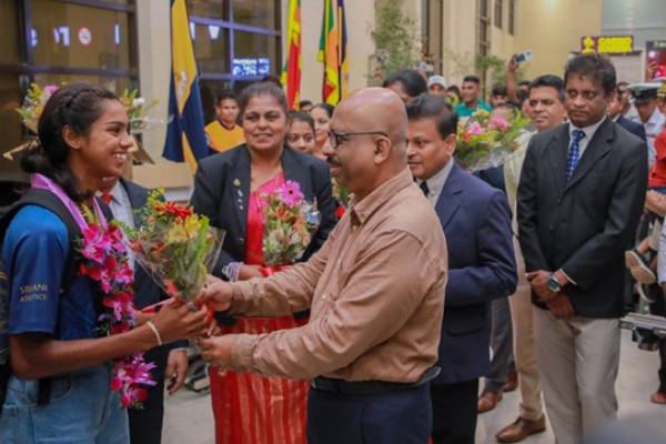 தெற்காசிய தடகளத்தில் இரண்டாம் இடம் பெற்ற இலங்கை அணிக்கு உற்சாக வரவேற்பு | South Asian Athletics Player Safiya தெற்காசிய தடகளத்தில் இரண்டாம் இடம் பெற்ற இலங்கை அணிக்கு உற்சாக வரவேற்பு | South Asian Athletics Player Safiya