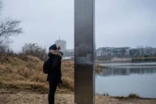 கனடாவின் முக்கிய மாகாணம் ஒன்றில் திடீரென தோன்றிய உலோகத் தூண்!