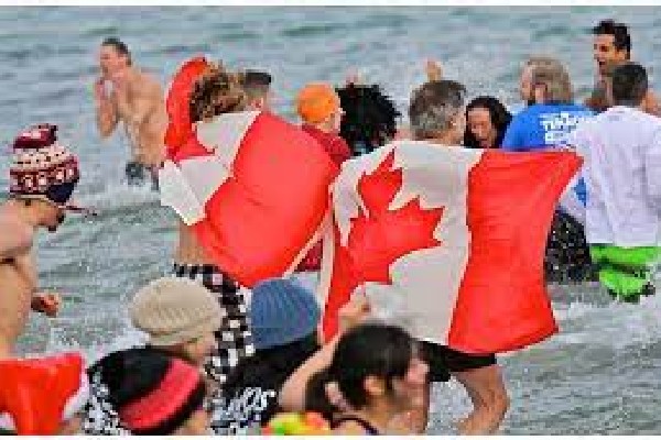 கனடாவில் வித்தியாசமான முறையில் புத்தாண்டை வரவேற்ற மக்கள் | Polar Bear Dip 2024