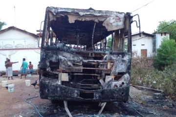 யாழில் திடீரென பற்றி எரிந்த பேருந்து (படங்கள்)