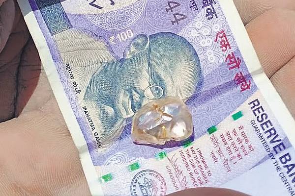 விவசாய நிலத்தில் வைரம்: ஒரே நாளில் லட்சாதிபதியான விவசாயி | Farmer Finds Diamond Worth Rs 13 Lakh In Field