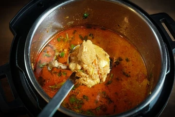 ஹோட்டல் ஸ்டைல் மட்டன் சால்னா இனி சுடச் சுட வீட்டிலேயே செய்யலாம்!